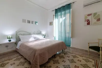 Image de Charming apartment of 130 sqm overlooking Corso Tukory, comfortably accommodating up to 8 guests, located on the 1st floor of a historic building without an elevator. The property is situated in the heart of Palermo’s historic center, just steps from th
