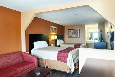 Image de Relax in Spacious Queen Room Near Intramural Fields + Private Parking Included