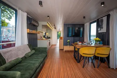 Image de Floatinghouse Emsel Woma D13 – Séjour unique sur l’eau avec vue panoramique