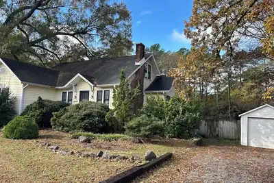 Image de Guess House: 4br Farmhouse near Duke and Downtown with Fire Pit and Backyard!