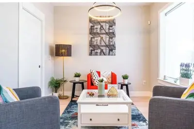 Image de New 5br Luxury |2 Kitchens | Deck, Fireplace & Bbq