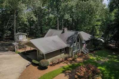 Image de Private and Peaceful, minutes to Nc State and Pnc, feels like Home