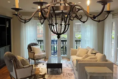 Image de Cozy Craftsman's Home surrounded by Nature-10 mins to Vancouver