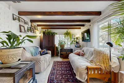 Cozy home with fully stocked kitchen, wifi & great location