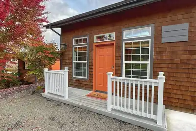 Image de Backyard with hot tub and fire pit!
