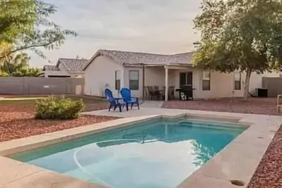 Image de Quiet retreat with heated pool near stadium and raceway