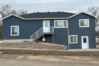 Image de New Furnished Two Bedroom, One Full Bath, Single Level, Attached Heated Garage