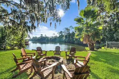 Image de Lakeside Talahi Retreat: 5br+Apt | Pool & Hot Tub