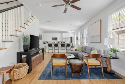 Image de Downtown Modern - 4br Spring St. Home w/ Parking