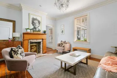 Image de 2br/2ba Downtown Charleston on Spring St + Parking