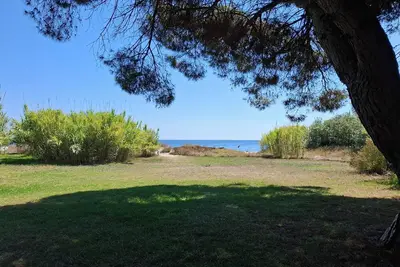 Image de Appartement avec piscine, accès directs à la plage, aire de jeux et boulodrome.