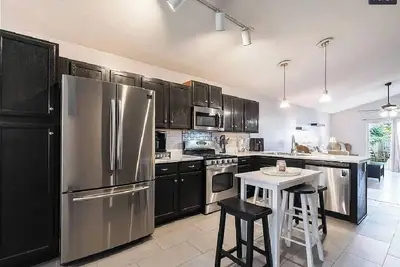 Image de Bright & Spacious 4-Bedroom Home in Peaceful Bloomington Neighborhood