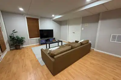 Image de Cozy 1-Bedroom 1bathroom with private entrance  Basement Apt in Gated community