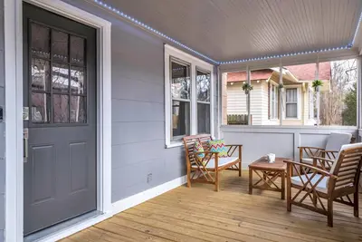 Image de Serene 4-bedroom house with hot tub and arcade.