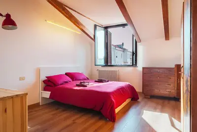 Image de Mansarde lumineuse avec poutres en bois près des transports en commun