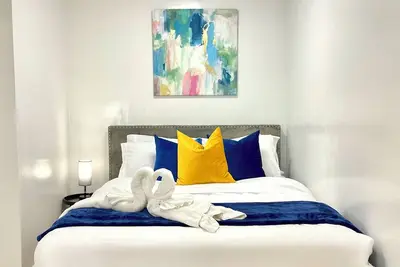 Image de The Scholar’s Suite: Modern Comfort Near Western U