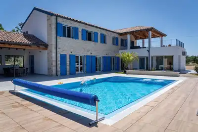 Image de Villa Blue Moon for 9 persons near Poreč with 42 m2 heated pool, wellness, kids playground & sea view