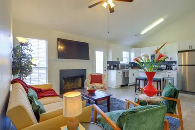 Image de 2 Mi to Town: Bright Home w/ Deck in McDonough!