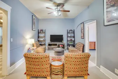 Image de 1 Mi to Lake Michigan! Urban Racine Apartment