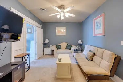 Image de Walkable Racine Retreat! 1 Mi to Lake Michigan