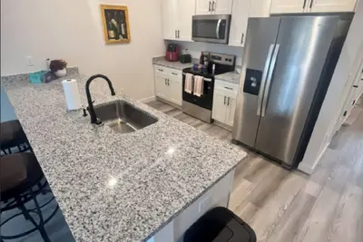 Image de Modern Newton Townhome – 3 Br/2½ Ba with Garage and Workspace