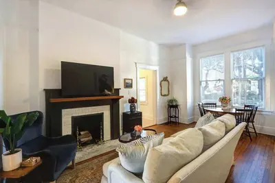 Image de Luxury 2br/1ba in a Restored 1920s Savannah Home