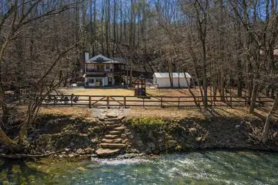 Image de Riverfront Cabin, GameRoom, Fenced, 10 min to town