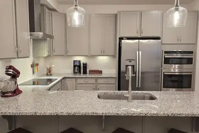 Image de New Downtown Raleigh 2-Story Condo with Office