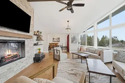 Image de Bluejay Chalet: Hot Tub + Games on Top of Mountain