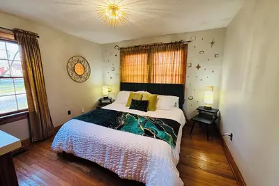 Image de New Listing! No Cleaning Fee! Experience 50s style home, family/pet friendly!