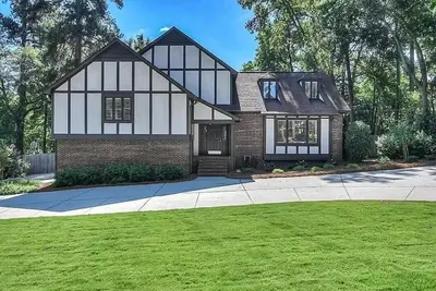 Image de 4, 000 sf home offers 6 bedrooms, 3 full baths, and 3 separate living rooms,