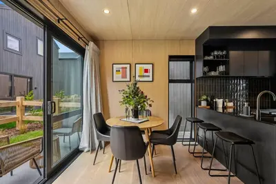 Image de The Luxe Nook, central, 2 bedrooms, parking!