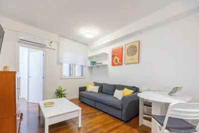 Image de Séjournez à La Latina – Confort et calme pour travailler ou étudier  Appartement moderne à La Latina – Ambiance propice au travail