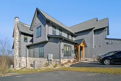 Image de Huge and New! Ski In/Out + Hot Tub