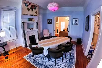 Image de New on Vrbo Great Price: Manor with Private\nCourtyard, Private Parking