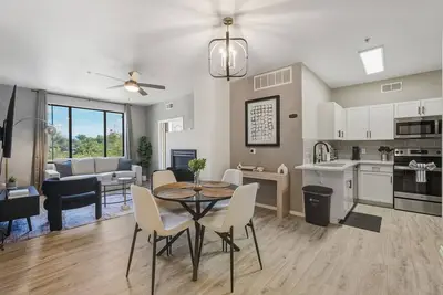 Image de Modern 2br/2ba Retreat • Pool • Gym • Free Parking