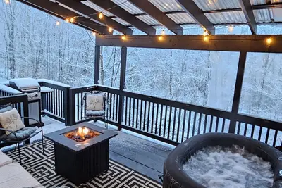 Image de Cozy Winter Cabin • Wood Stove • Mountain View