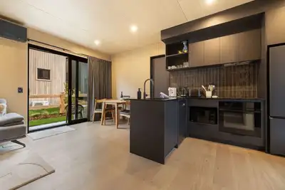 Image de A modern 2-bedroom retreat in the popular Five Mile Villas.