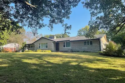 Image de Beautiful updated  home with 4 community areas and 5 bedrooms.