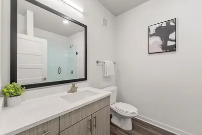 Image de Luxury 2br/2ba W. Midtown New Building Free Parking