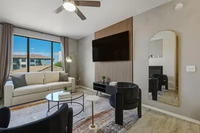 Image de Cozy 2br/2ba Retreat • Pool • Gym • Free Parking