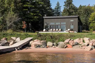Image de Stone and Cedar Lodge-Two Separate Homes with Private Dock and Sand Beach On Madeline Island!