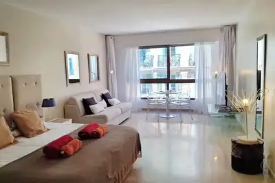 Image de Rue d'Antibes - Avec parking, à 2 min de la Croisette, de la plage et du Palais