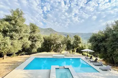 Image de Large private pool and hot tub family home near Yosemite.