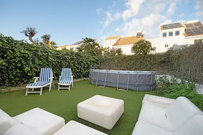 Image de Espiritu Santo Velero : maison avec piscine privée et jardin près de la plage
