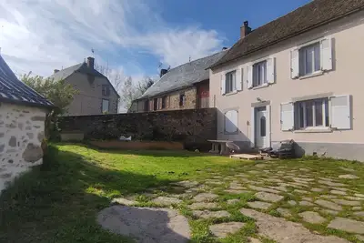 Image de Maison dans un joli village typique du Cantal.