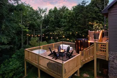 Image de Luxe Cabin, Sleeps 11, Sauna, Gym, Theater Game