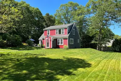 Image de Three-bedroom house is nestled in a peaceful neighborhood and features a fully fenced yard.