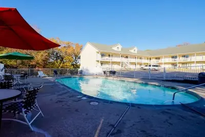 Image de Relaxation Awaits in King Bed Room Near Eureka Springs' Scenic Locations