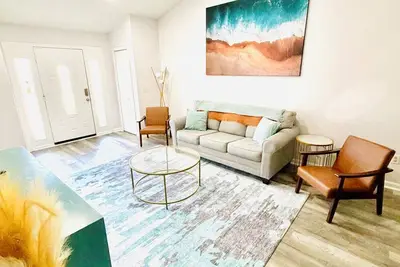 Image de King Suite + Sleeps 10 | Cozy Deltona Home